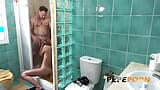 Cuckold vive: Olga Queen transa com outro homem com o marido na sala ao lado! snapshot 3