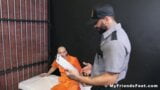 Geüniformeerde gevangenisbewaker voet aanbeden door kale homoseksuele gevangene snapshot 2