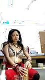 Indisk Desi Bhabhi tycker om sex med leksak, röker en cigarett - heta bröst, tight fitta snapshot 6