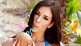 ¡La nena de grandes pechos jelena jensen se moja el coño al aire libre! snapshot 4