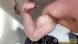 Un dieu euro musclé bien monté pose à poil snapshot 8