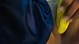 Индийская девушка дези трахает киску бананом snapshot 12