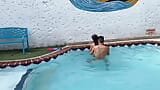 पड़ोसी ने अपने पति को पूल में पहली बार देखने के लिए घर पर छोड़ा snapshot 16