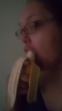 BBW besamt schlampe, würgt auf banane snapshot 3