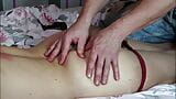 La beauté reçoit un massage pour son cul parfait et enlève sa culotte. snapshot 3