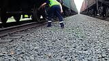 Timonrdd nhân viên đường sắt tìm thấy một chiếc bao cao su đã qua sử dụng và thêm tinh trùng của anh ấy vào đó snapshot 2