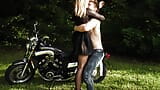 J’ai baisé l’incroyable Merida assise sur une moto dehors pour que tous les voient snapshot 7