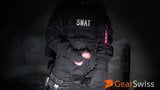 SWAT Soldat spielt mit seinen Waffen snapshot 8