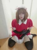 Японський кросдрессінг Мія мастурбує в червоній сукні snapshot 5