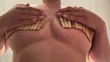 Épinglette tittie jiggle snapshot 2