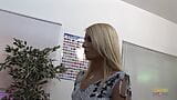 Nie ma to jak dwie blond sekretarki snapshot 2