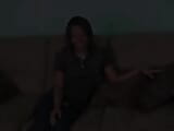 Сексуальная стройная черная девушка трет свою мокрую киску на диване snapshot 1