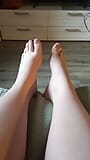 Estoy solo y decidí mostrar mis piernas y dedos de los pies snapshot 1