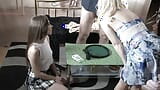 Dice uitdaging handjob wedstrijdspel met 3 hete amateurmeisjes om een man met een grote pik te laten klaarkomen snapshot 5