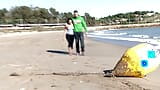 Quente morena universitária com buceta apertada cavalga um cara musculoso e bonito com um pau grande na praia - anal snapshot 2