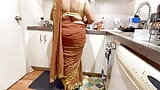 Asmara pasangan India di dapur - seks saree - saree terangkat, pantat dipukul, payudara membelai snapshot 1