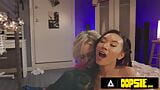 Upsie - loszki z college'u Kimmy Kimm i letnia koleżanka nożycowa i tryskają z mamuśką Dee Williams! snapshot 9