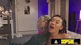 Oopsie - Kimmy Kimm, étudiantes, et Summer Col font des ciseaux et squirtent avec la MILF Dee Williams! snapshot 9