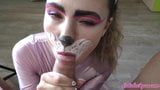 Sevimli kedi şehvetli bir şekilde adamın sikini emer ve ağzına cum alır snapshot 14