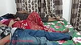 Indická macecha a nevlastní syn si užívají sex, když sestra spí na stejné posteli snapshot 2