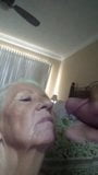 Mi nueva abuela obtiene semen en la boca snapshot 1