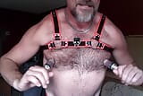 Schwuler papi-fiend Pig spielt mit seinen gepumpten nippeln snapshot 2