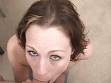 Cette salope brune coquine aime la bite dans la bouche snapshot 3