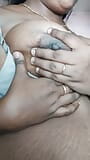 Varsha - Mallu Tamil-vrouw toont grote borsten en vingert zichzelf tot een orgasme snapshot 3
