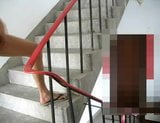 Asiatischer Typ wichst nackt auf der Treppe snapshot 2