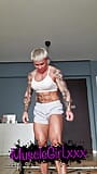 Femmina bodybuilder allenamento a casa snapshot 2