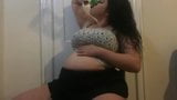 La ballena obesa se hincha y luego se masturba con un cepillo snapshot 3