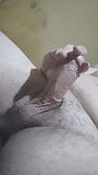 Masturbación con la mano mientras mi familia duerme snapshot 7