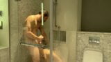 Un beau-père baise son joli beau-fils dans la salle de bain et termine sur son visage snapshot 7