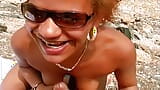 Geheel natuurlijke zwarte vrouw uit Duitsland die een harde pik op het strand zuigt snapshot 20