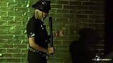 Ohne den verbrecher zu verhaften, wird die blonde polizistin in der hinteren gasse gefickt snapshot 1