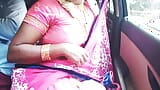 Pembicaraan kotor Telugu, seks mobil, bibi seksi dengan saree berhubungan seks dengan sopir. Bagian 1 snapshot 15