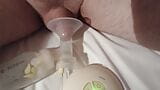 Una pequeña polla cortada es ordeñada por un extractor de leche: menos de un minuto para el semen prematuro snapshot 5