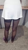 Femme mature en robe blanche, nettoyage à la maison snapshot 5