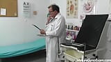 Examen gynécologique mature - un docteur gynécologique pervers enregistre secrètement l’examen gynécologique d’une autre femme snapshot 1