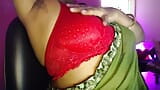 Menina indiana brinca com seus peitos e mamilos nus. snapshot 1