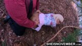 Une belle-fille aux genoux sales baise pour son beau-père dans l&#39;herbe à l&#39;extérieur snapshot 9