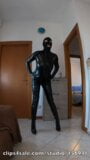 Kinky milf poseren in leer en catsuit snapshot 3