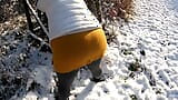 Bolas de neve e palmadas na bunda nua em público snapshot 2