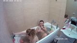 Twee meisjes onder de douche reallifecam voyeur snapshot 15