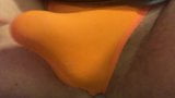 Ich spiele mit meiner Beule in einem orangefarbenen Spandex-Männer-Tanga snapshot 2