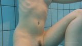 Calde tette Katy Soroka ragazza bruna sott&#39;acqua nuda snapshot 9