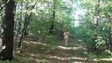 Mollig meisje met grote reet dat naakt in het bos loopt snapshot 9