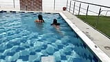 Meu marido me trai com minha meia-irmã e eles fodem na piscina quando estou distraído snapshot 1