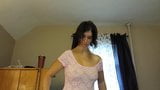 O femeie sexy de dimensiuni șapte își fute prin cămașă snapshot 4