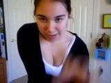 Chica caliente con grandes tetas baila y se desnuda snapshot 1